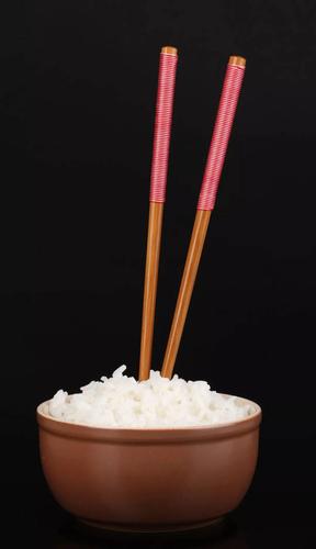 然后把筷子插在饭上 就好像是上香一样 筷子插饭上