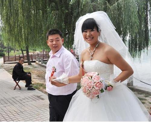 26岁的帅小伙娶41岁新娘,结婚刚五个月,新娘就被折磨得苦不堪言