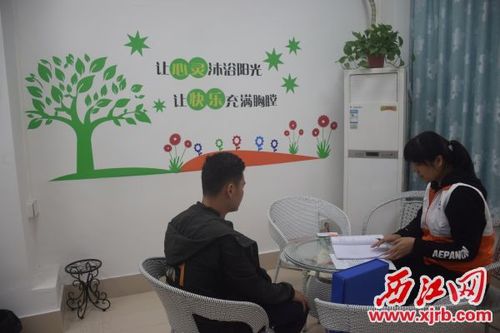 学员(左)在广宁县指南针驿站的心理咨询室向工作人员咨询.