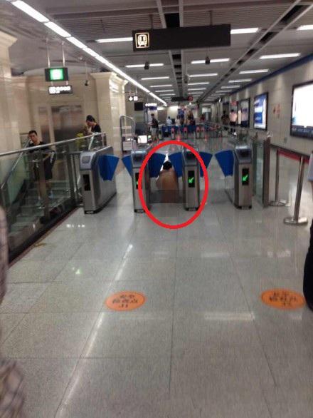 全裸男子冲安检跑进成都地铁站 行人淡定路过