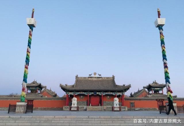 锡林浩特市贝子庙是藏传佛教的代表建筑,始建于1743年