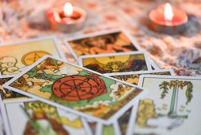 塔罗牌与烛光在黑暗背景下为占星术神秘魔法插图/魔法精神占星术和