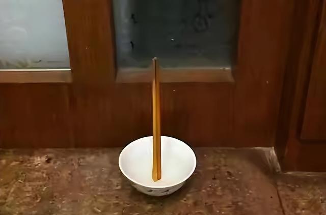 筷子为何不能竖插在碗里民间3种筷子使用禁忌你们都听过哪些