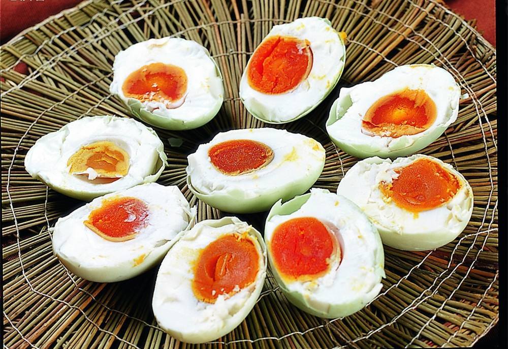 咸鸭蛋是腌制的,到底能不能多吃,有啥营养?