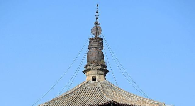 塔刹高9.6米,由莲花盆,铁锅,铁笼,铁笊篱,空铁筒,塔尖六部分组成.