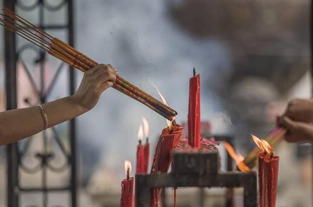在中国古代的传统文化中,烧香拜佛这种仪式,一直在人们的心中地位不低