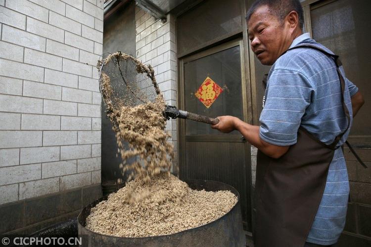 2023年9月6日,在河北省邢台市平乡县一家传统香油坊,员工在清洗芝麻