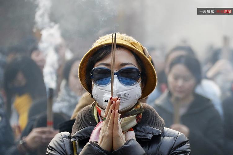 北京市民雍和宫烧香拜佛,祈求雾霾灾害早早从京城褪去!